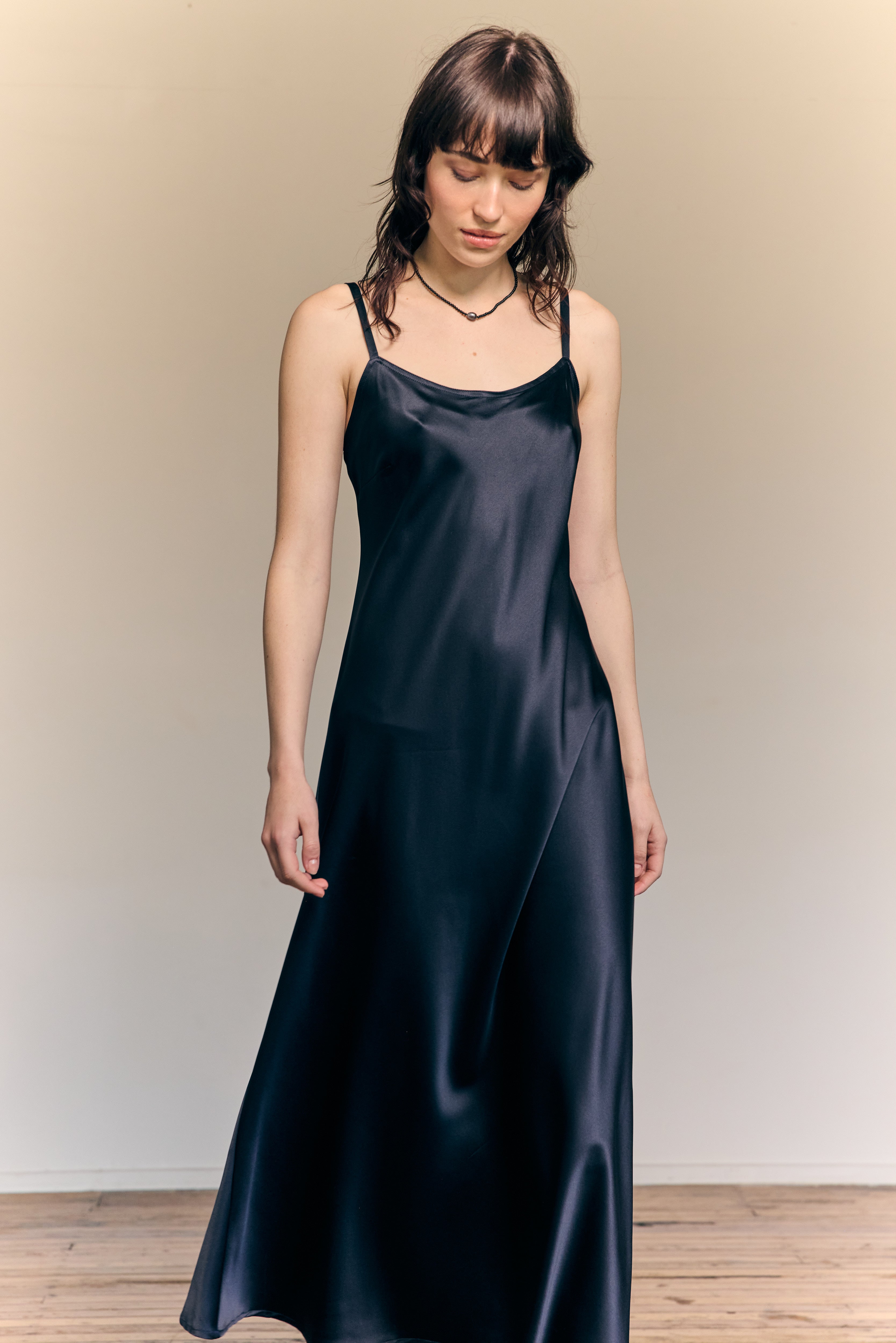Vestido lencero Sophia de satén de seda Midnight